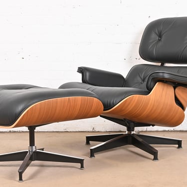 Charles & Ray Eames for Herman Miller Lounge Chair and Ottoman in Walnut and Black Leather