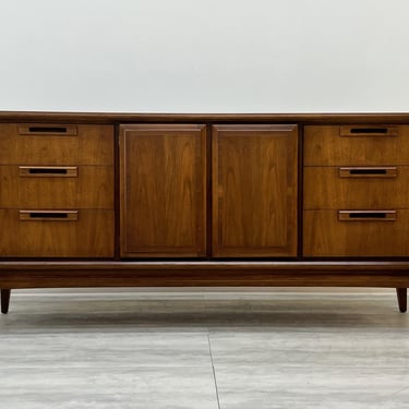 United Mid-Century Modern Credenza / Cabinet ~ Great As TV Stand Or Media Console  (FREE SHIPPING) 