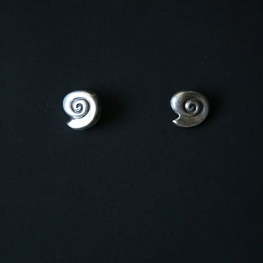 3002a / sterling silver coiled shell earrings 