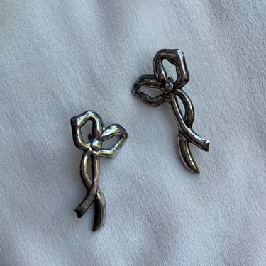 silver bow earrings E184