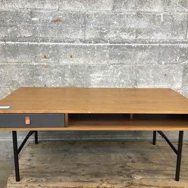 Hip & Functional Coffee Table (Seattle)