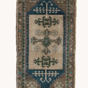 HOLD Vintage Turkish Mini Rug No. 637 | 1'6 x 3'4