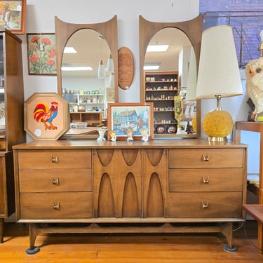 Broyhill Brasilia Nine-Drawer Dresser with 2 Mirrors