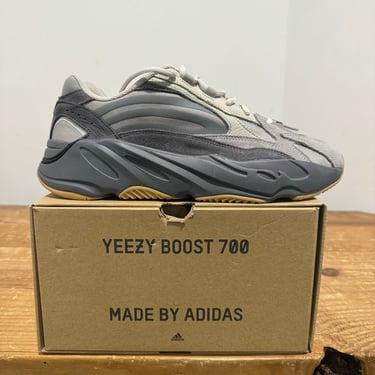 New Yeezy 700 V2 (Sz10)