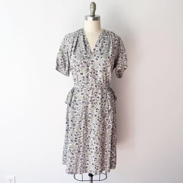 SIZE XL / 1X 1940s Vintage Floral & Bow Dress in Gray and Purple - Plus Size 40s Dress 50s - House Cotton Dress Peplum 