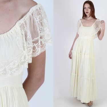 Vintage 70s Off The Shoulder Dress / 1970s Plain Ivory Wedding Day Dress / Bohemian Floral Lace Prairie Bridal Long Tiered Maxi Dress 
