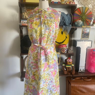 Vintage 60s Mod Mini Tank Dress in Feminine Florals with Peter Pan Collar; 60s Spring Pleated Floral Tank Sheath Dress with Button and Belt 