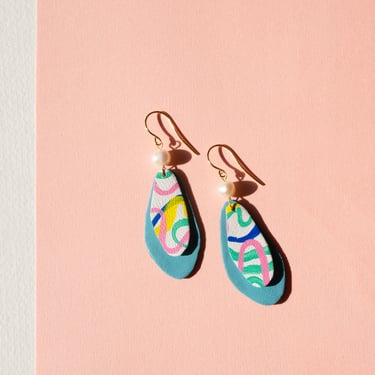 Layered Squiggle Drops w/ Freshwater Pearl in Blue / White - Lightweight Statement Leather earrings 