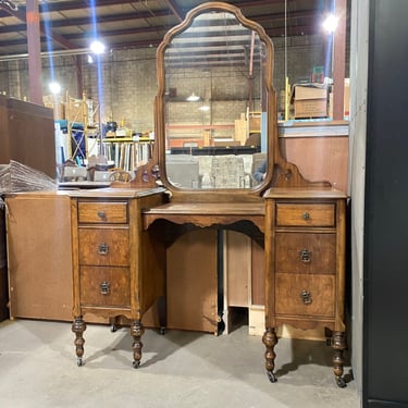 Vintage Ornate Vanity with Mirror