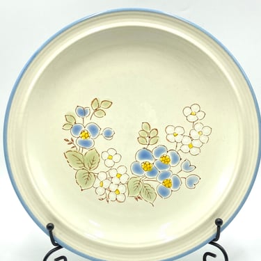 Vintage 80s Sauterne Belvedere Stoneware Dinner Plates, Set of 4,  Japan SY-7180, Light Blue Trim, White  Blue, Yellow Flowers, Green Leaves 