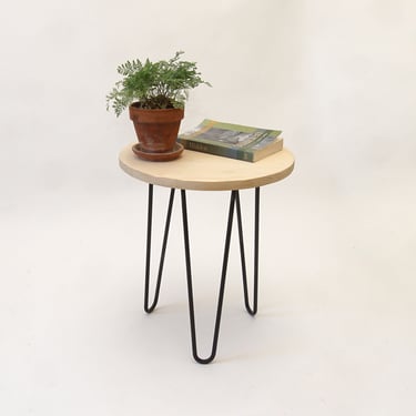 Round Top, Simple Side Table, Modern End table with Metal Black Hairpin Legs - Raw Active 