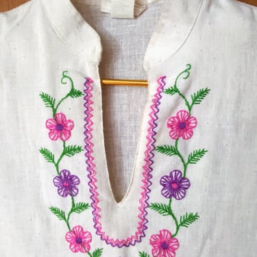 Sweet Vintage 70s Off-White Boho Blouse with Pink Floral Embroidery 