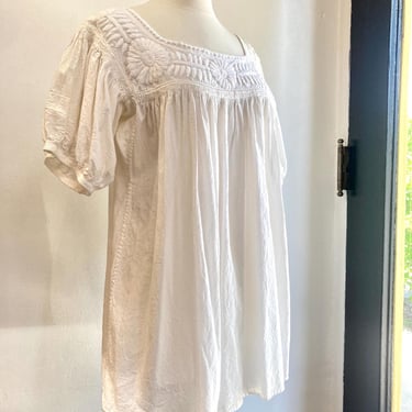 Vintage 70s Blouse / White COTTON Tunic Top + Puff Sleeves  / Hand EMBROIDERED Neckline + Loose Fit / L 