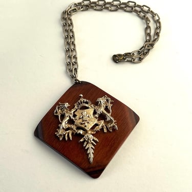 Wood Coat of Arms Necklace Vintage, Large Wood Statement Pendant, Wood and Gold Crest Necklace, 70s Wood Necklace, Coat of Arms ChainChoker 