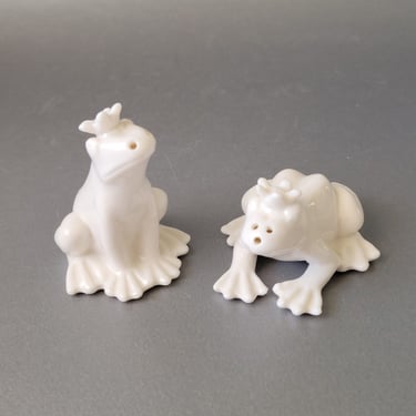 White FROGS salt & pepper shakers Ceramic FROG shakers Farmhouse kitchen decor Collectible figurines Frog lovers 