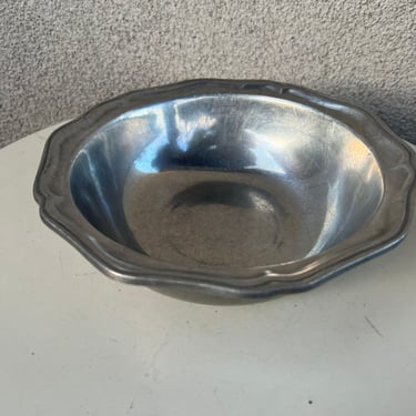 Vintage 1973 Wilton pewter grey tone medium bowl Queen Anne design size 9” x 2 3/4” 
