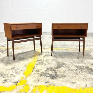 Danish Modern Pair of Nightstands or End Tables 