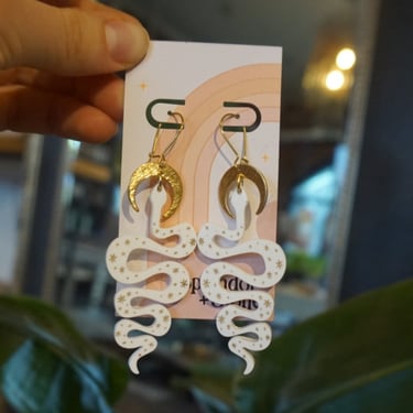 The Serpentine Earrings - White