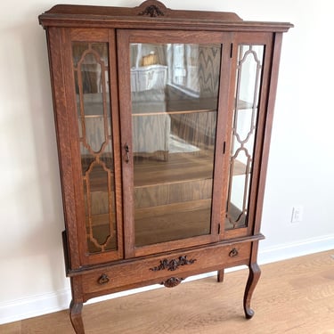 NEW - Antique Queen Anne Style Tiger Oak Display China Cabinet Hutch with Cabriole Legs, Vintage Dining Room Furniture 