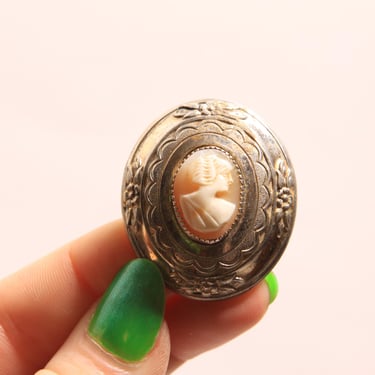 1950s 1960s Pink and Cream Cameo Silver Tone Metal Oval Brooch by Coro 