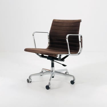 Mid century Charles & Ray Eames — EA 117 Aluchair — Brown Hopsak Office Chair by Vitra / Herman Miller, Swivel, 1990s 