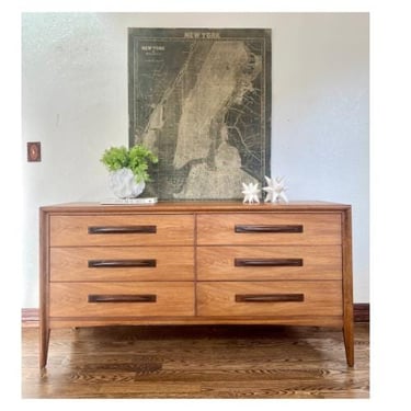 Broyhill Premium Emphasis Mid Century Modern 6 Drawer Walnut Dresser/Buffet/Credenza/Sideboard 