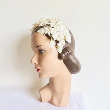 1950's White Flower Fascinator Hat Head Piece Band Fabric Flowers Faux Pearl Pistils Retro Wedding Hair Pieces Accessories 