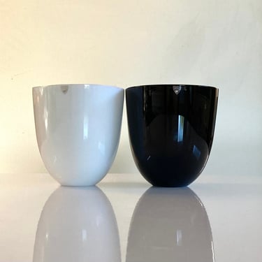 Vintage Lena Bergstrom “Pastillo” bowl pair for Orrefors in Black and white 
