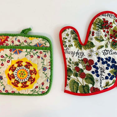 Vintage Mismatched Oven Mitts Pot Holder Set of Two Orange White Red Fruit Berries Mid-Century 1980s Retro MCM Kitschy Kitsch 80s Cottage 