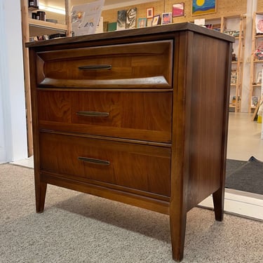 Free Shipping Within Continental US -  Vintage Mid Century Modern 3 Drawer Dresser. Broyhill Style. 