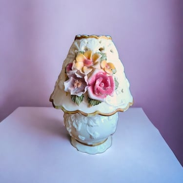 VINTAGE inspired ceramic tea light candleholder with floral motif Ceramic tea light candleholder with Victorian-inspired design 