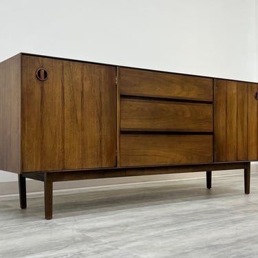 Stanley Mid-Century Modern Credenza / Cabinet ~ Great As TV Stand Or Media Console   (SHIPPING Not FREE) 