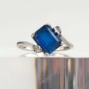 Silver Toned Vintage Blue Emerald Cut Gemstone Straight Bypass Shank Ring - sz 6 