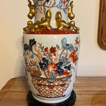 Beautiful vintage Imari style Asian vase on wooden pedestal 