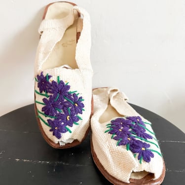 Vintage 1950s Embroidered Canvas Flats / Sandals // size 7 