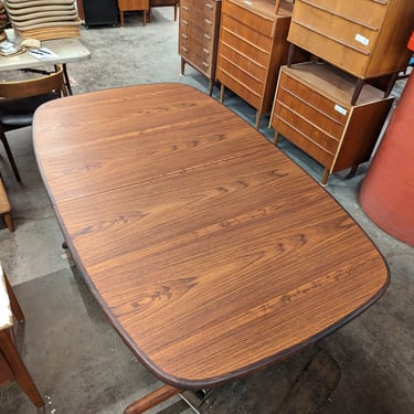 (RESERVED) Oval Dining Table w 2 Leaves
