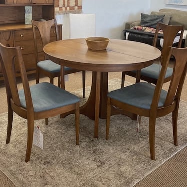 Dining Table<br />Walnut Stain<br />Broyhill<br />Mid Century<br />44″ Round