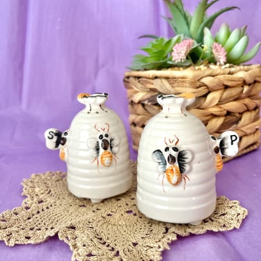 Beehive Salt and Pepper Shakers, Ceramic, Honeybees, Bee Lover, Home Kitchen Dining 