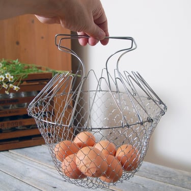Collapsable wire egg basket / vintage wire mesh French country basket / rustic farmhouse kitchen / vintage collapsible metal basket 