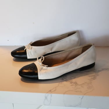 Vintage CHANEL White + Black Two Tone Logo Ballet Flats sz 39 CC Ballerina Monogram Minimal Chic 