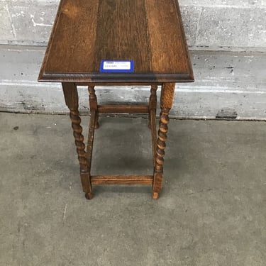 Dainty Oak Side Table (Seattle)