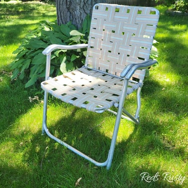 Mid Century Vintage Cream Webbed and Aluminum Folding Garden/Lawn Lounge Chair 