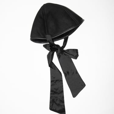 Suede Back Curly Shell Hat with Silk Tie in Black