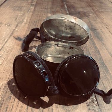Ww2 Swiss military goggles with tin storage box. 