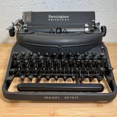 1946 Remington Noiseless Model 7 Typewriter w Case, New Ribbon, Owner's Manual, Nicely Working 