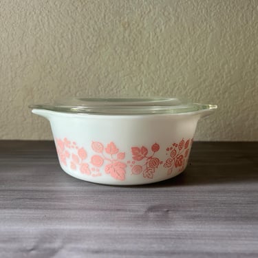 Vintage Pyrex Pink Gooseberry Casserole Dish with Lid 472 1 1/2 Pt Pink on White 