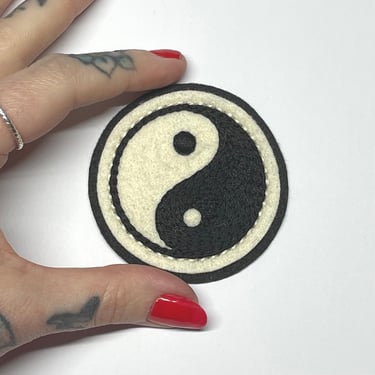 Handmade / hand embroidered off white & black felt patch - small yin yang patch - vintage style - traditional tattoo 