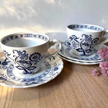 Vintage J&G Meakin England Classic Blue White 2 Cups and 3 Saucers | Blue Onion Garden Pattern | MCM Nordic Design Tea Coffee | Set of 5 