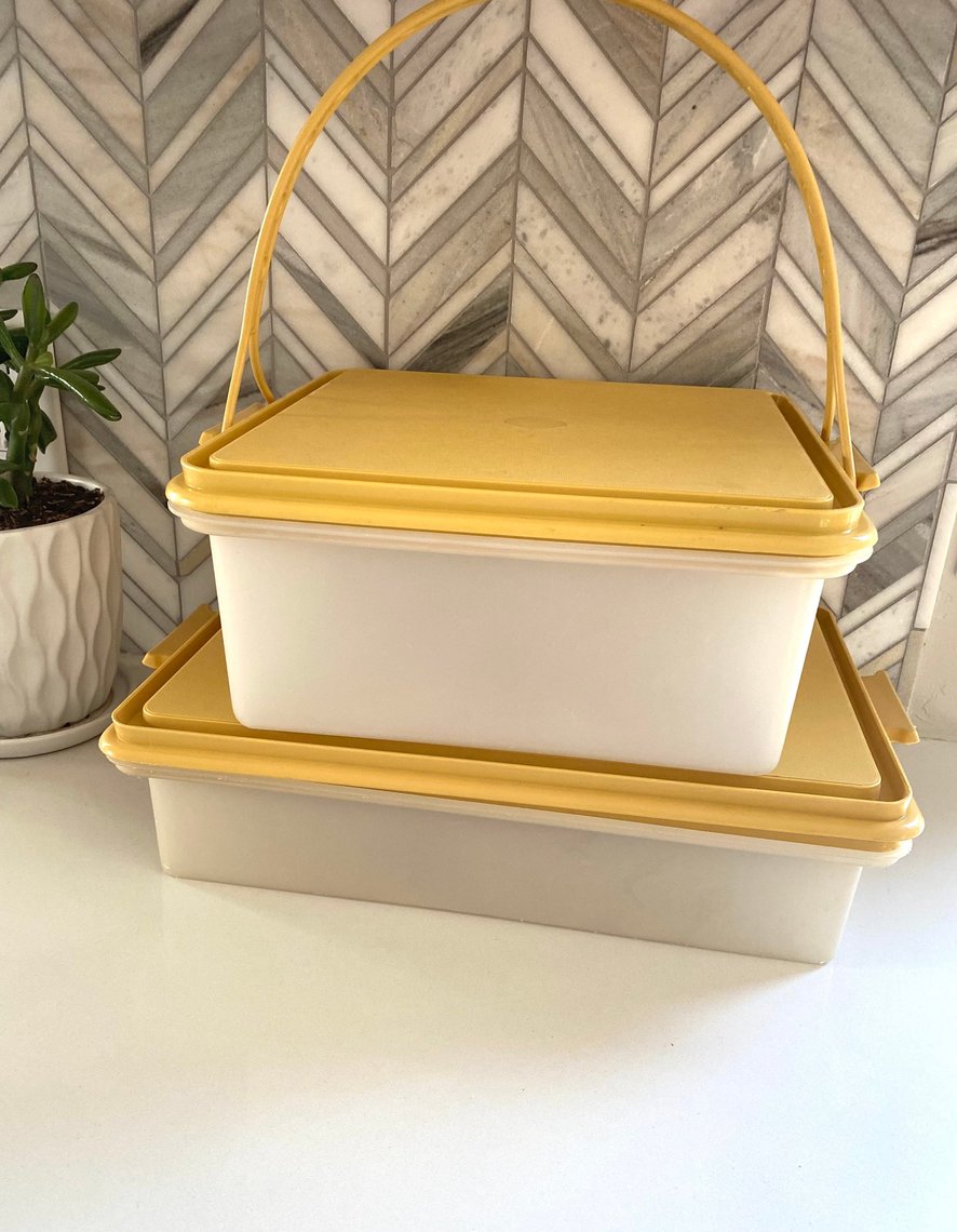 Tupperware Rectangular Cake Carrier With Handle Harvest Gold Good condition