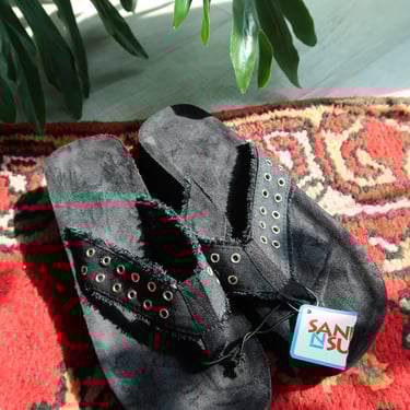 Vintage Y2K Black Platform Flip Flops – Grommet Strap Sandals
